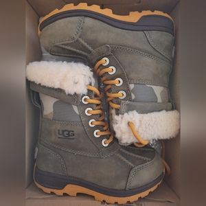 NIB UGG K BUTTE II CAMO BOOTS. Size 10c.